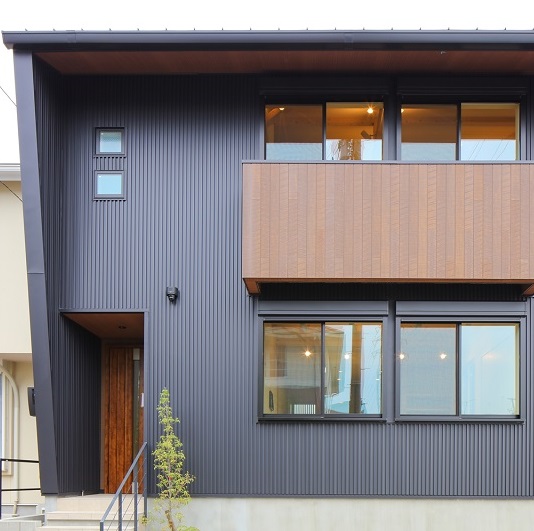 ガルバリウム鋼板のシャープな外観が印象的な2世帯住宅